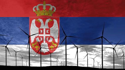 flaga Serbii, na tle farmy wiatrowej