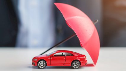 model samochodu pod parasolem