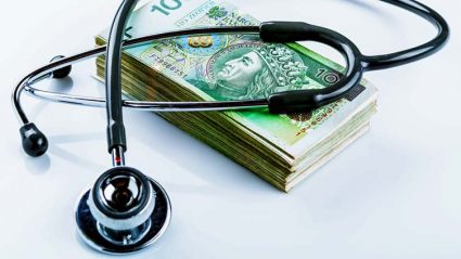 Ubezpieczenie zdrowotne - stetoskop i pieniądze