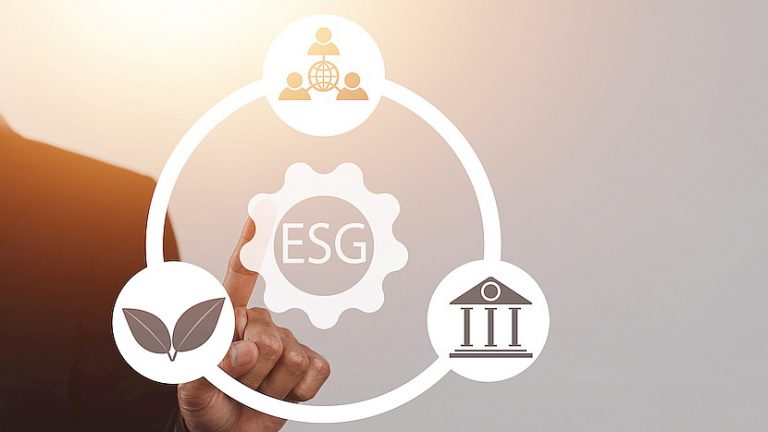 wirtualne ikony banku, napis ESG, zielna energia