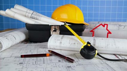 Firma budowlana - plany budowy, kask