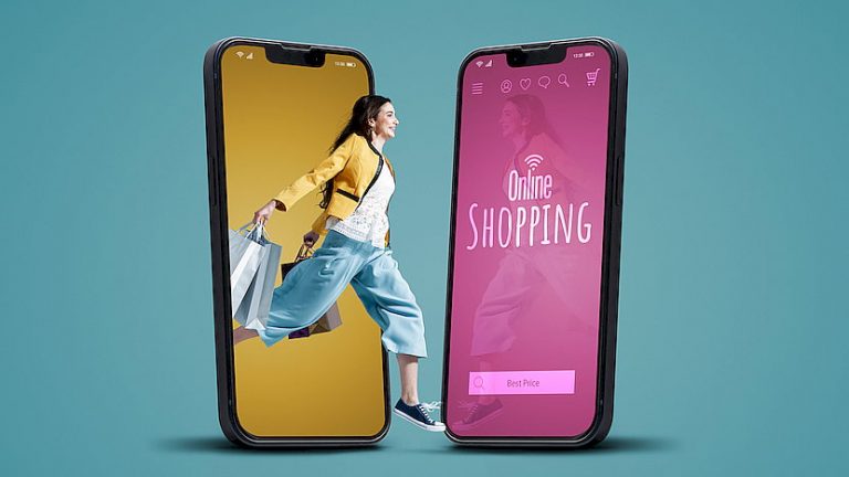 2 smartfony, z jednego wybiega kobieta z zakupami, na drugimnapis online shopping
