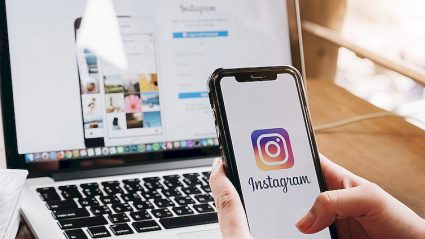 Instagram, napis na ekranie laptopa i smartfona