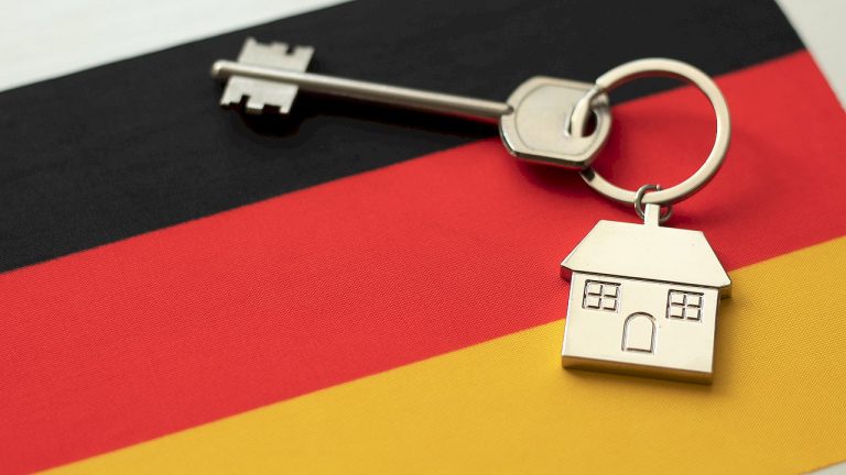 breloczek z domem i kluczem na fladze Niemiec
