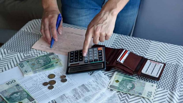 Planowanie budżetu domowego - rachunki, opłaty, pieniądze i kalkulator