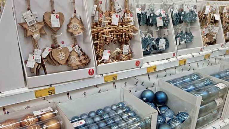 Świąteczne zakupy - wystawa z bombkami w sklepie