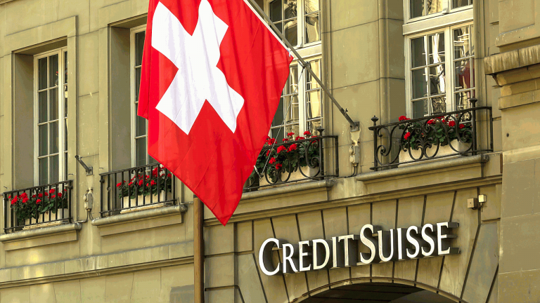 flaga Szwajcarii nad bankiem Credit Suisse