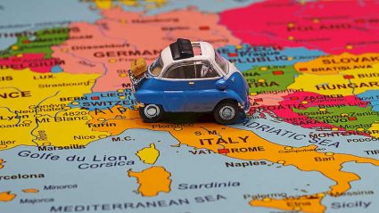 auto-zabawka na mapie Europy