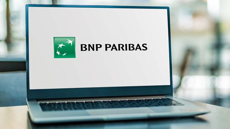 Logo BNP Paribas na ekranie laptopa