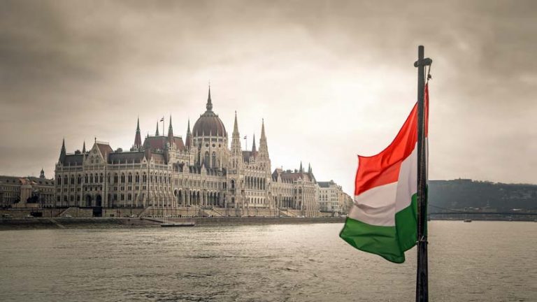 Flaga Węgier na tle Budapesztu