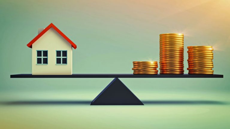 Kredyt hipoteczny: dom i pieniądze na szali wagi