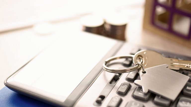 Kredyt hipoteczny - klucze do domu na kalkulatorze