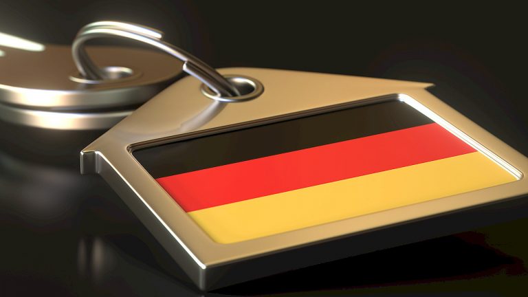 klucze z breloczkiem z niemiecką flagą