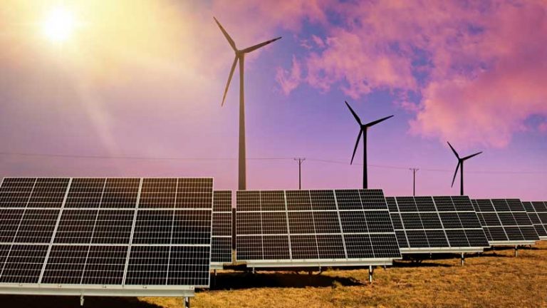 OZE - odnawialnie źródła energii: panele fotowoltaiczne i wiatraki