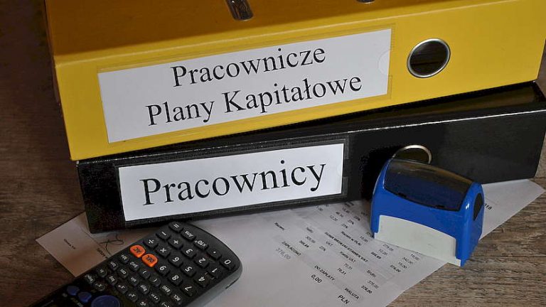 żółty segretator z napisem PPK i niebieski z napisem Pracownicy, pieczątka, dokumenty