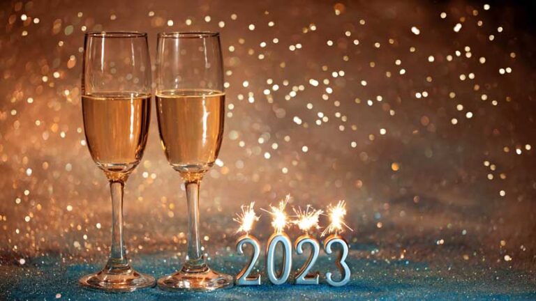 Sylwester i Nowy Rok - kieliszki z szampanem i napis 2023