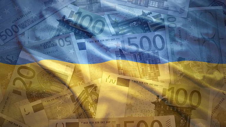 hrywny na tle flagi Ukrainy