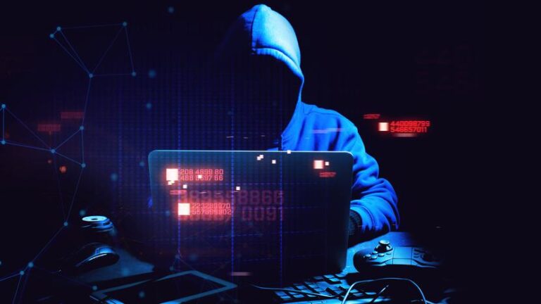 cyberprzestępca przy laptopie