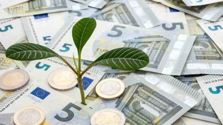 ESG euro banknoty, zielona roslina