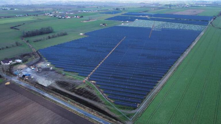 Kleczew Solar & Wind. panele PV na polu