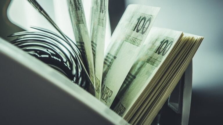 banknoty w maszynie do liczenia