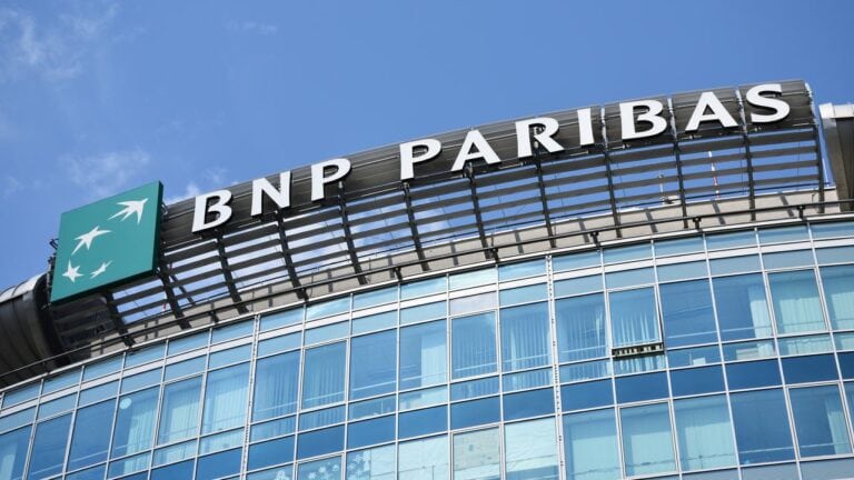 logo na budynku BNP Paribas