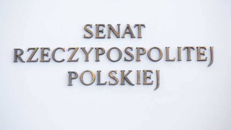 Senat, napis