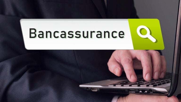 napis Bancassurance nad klawiaturą laptopa