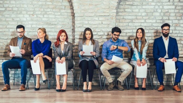 kobiety, mężczyźni, z podaniami o pracę, siedzący na krzesłach