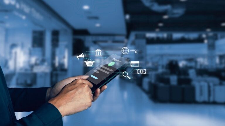 mężczyzna ze smartfonem w dłoni, ikony e-bankingu