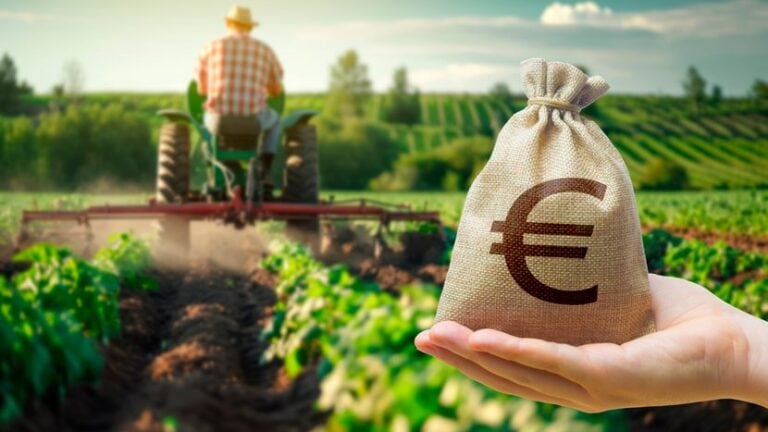 rolnik, pole, traktor, dłoń z workiem euro
