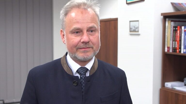 prof. dr hab. Artur Nowak-Far z Katedry Integracji i Prawa Europejskiego Szkoły Głównej Handlowej w Warszawie.