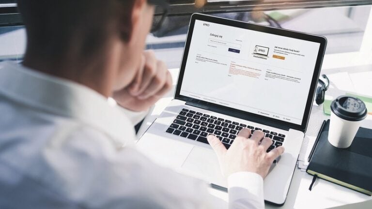 klient PKO BP siedzący przed ekranem laptopa, napis iPKO