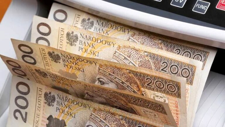 banknoty 200 zł, liczarka