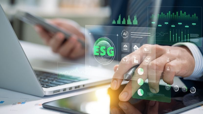 wirtualny napis ESG, laptop, ikony ESG