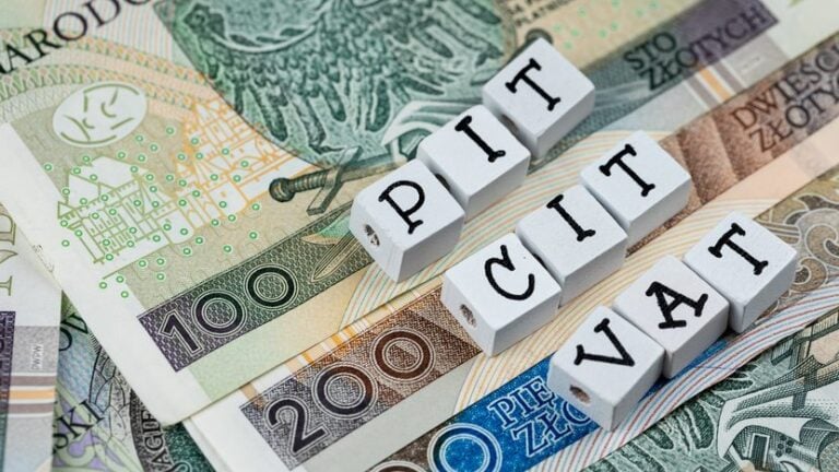 banknoty, kostki z napisem PIT, CIT, VAT
