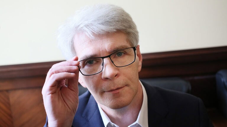 Mirosław Gronicki – doktor nauk ekonomicznych, minister finansów w drugim rządzie prof. Marka Belki. Ukończył studia ekonomiczne na Wydziale Ekonomiki Transportu Uniwersytetu Gdańskiego. Od 1987 do 1993 r. był zatrudniony w zagranicznych instytucjach naukowych. Pracował w organizacjach międzynarodowych – Banku Światowym, ONZ i UE. W latach 2000-2004 główny ekonomista Banku Millennium. W 2010 r. powołany przez prezydenta Lecha Kaczyńskiego na członka Narodowej Rady Rozwoju.