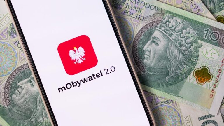 smartfon, aplikacja mObywatel na tle banknotów
